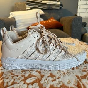 Light pink KSwiss women’s tennis shoes